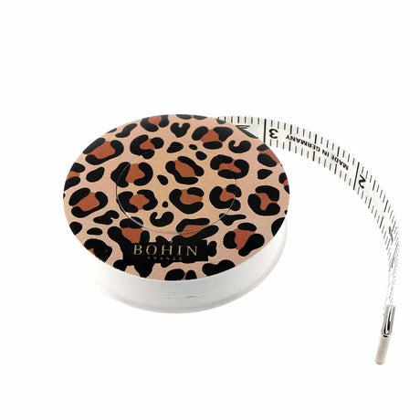 Rollmaßband Bohin Safari Leopard mit automatischem Aufrollknopf und robustem Kunststoffgehäuse für einfaches Messen beim Nähen