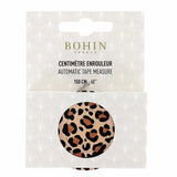 Bohin Maßband 150 cm Leopard Design beim Abmessen von Stoff für Schneiderarbeiten, Nähen und kreative DIY Projekte