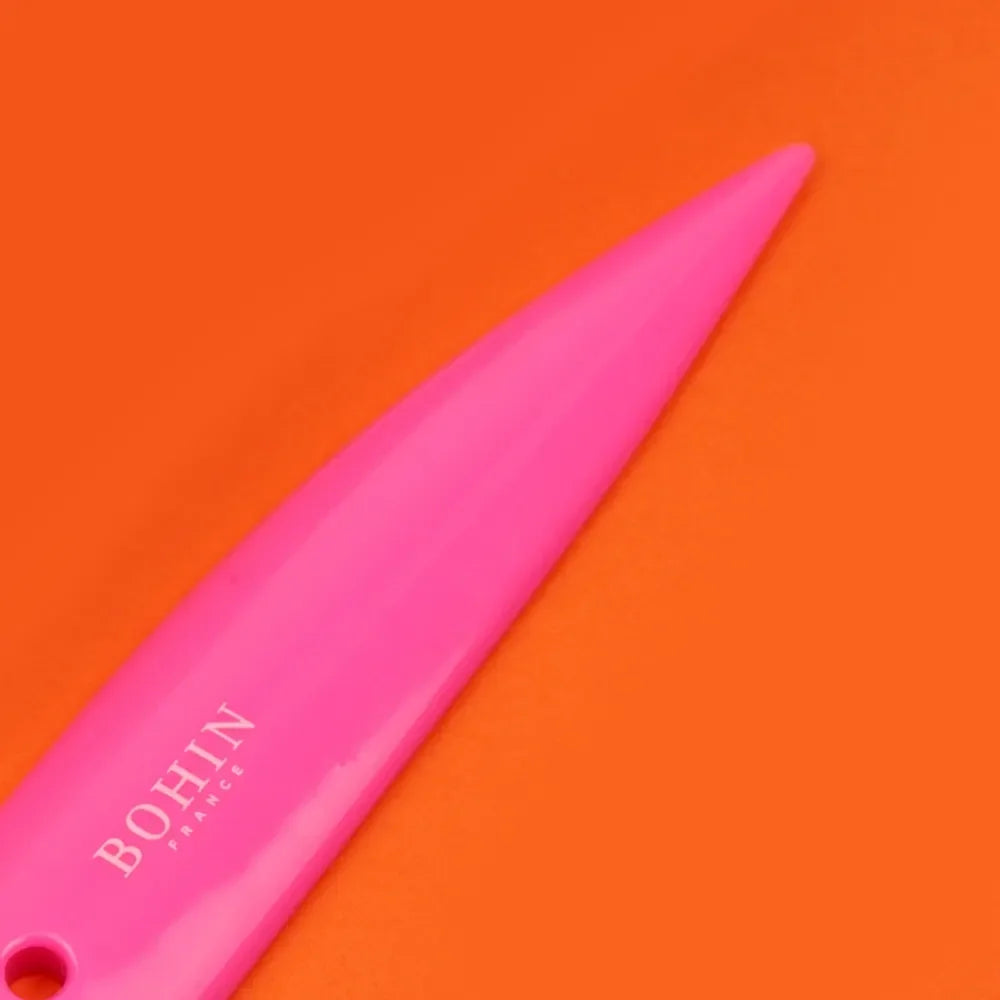 Ecken- und Kantenformer von Bohin 13 cm mit glatten abgerundeten Kanten für schonendes Arbeiten an Stoff und Papier