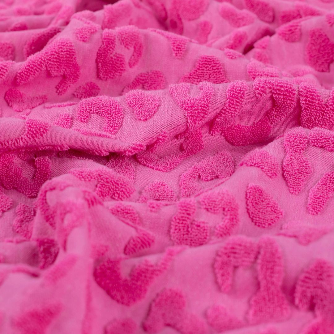 Baumwoll Jacquard Leopard Fuchsia auf Rolle – Hochwertiger Stoff für kreative Nähprojekte.