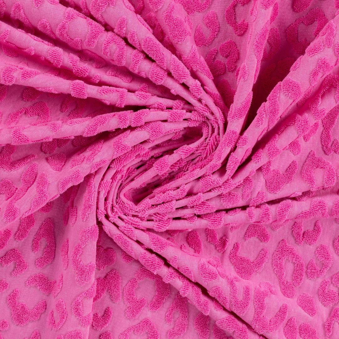 Detailaufnahme des Baumwoll Jacquard Leopard Fuchsia – Hochwertige Webstruktur mit edlem Leopardenmuster.