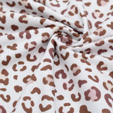Nahaufnahme des elastischen Baumwolljerseys mit Leopardenflecken – kombiniert Eleganz und Komfort.