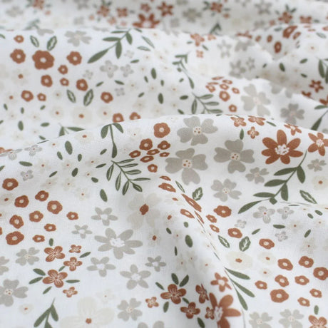Detailansicht des Baumwollstoffs mit kleinen und großen Blumenmotiven
