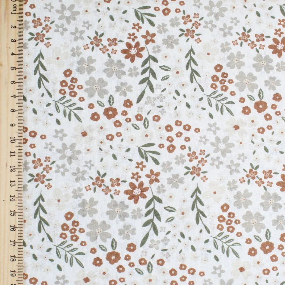 Gefalteter Popeline Stoff – zartes Blumendesign, glatt und hochwertig