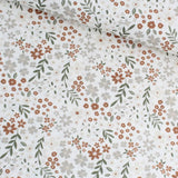 Popeline Stoff mit floralem Muster in Beige, Braun und Grün auf weißem Hintergrund