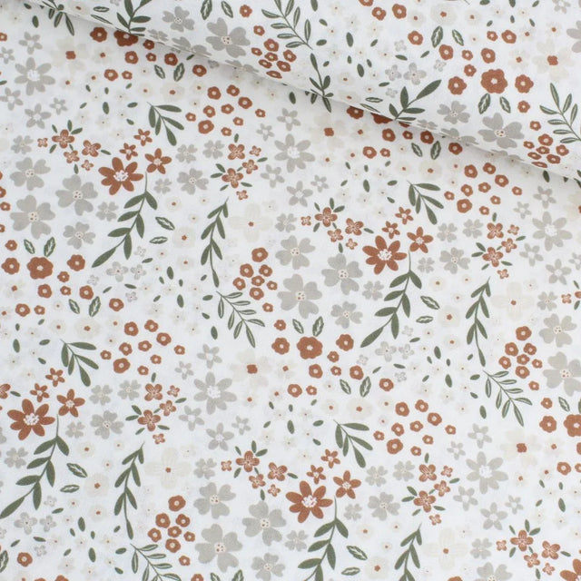 Popeline Stoff mit floralem Muster in Beige, Braun und Grün auf weißem Hintergrund