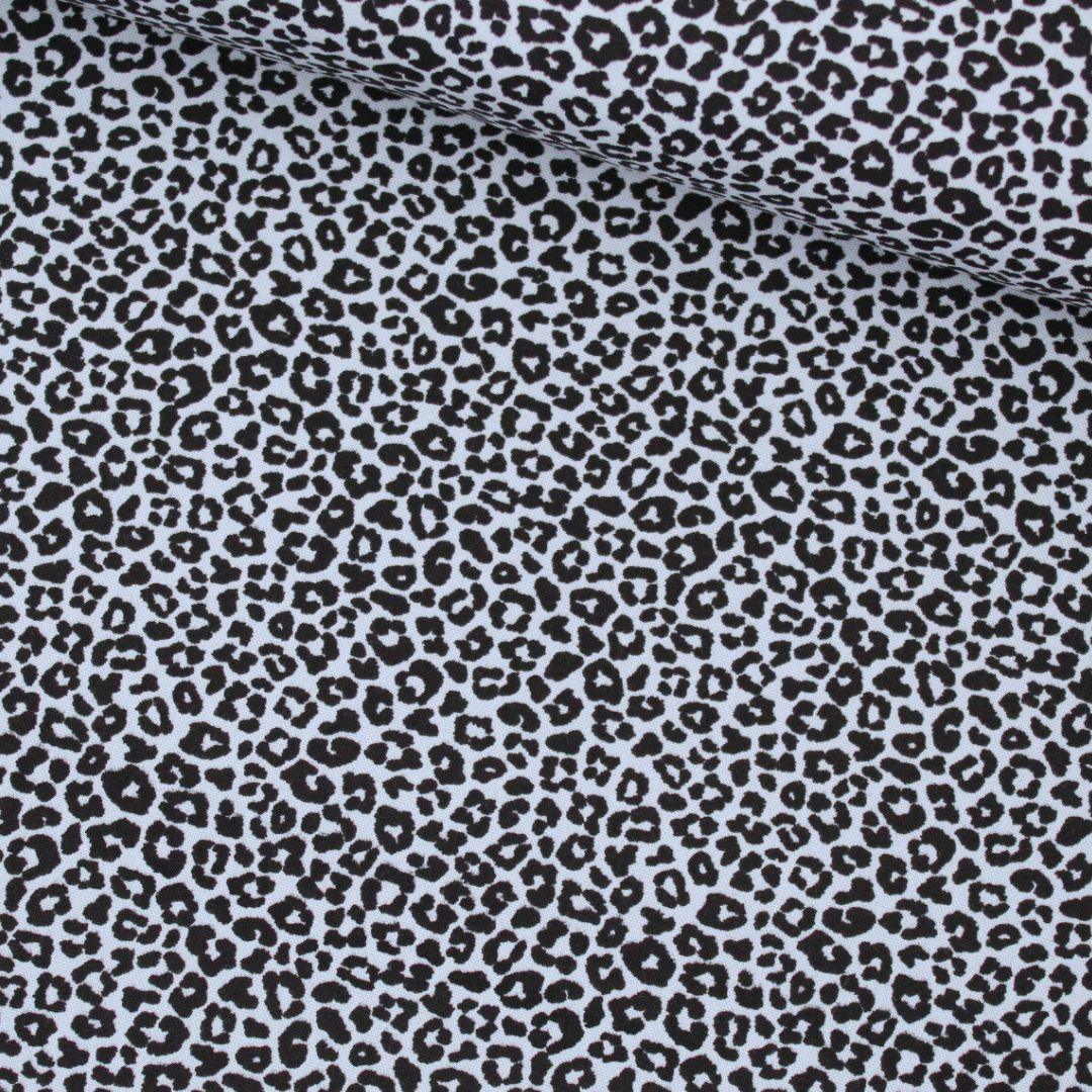 Detailansicht Baumwollpopeline Mini-Leopard Blau – feiner Animalprint auf glattem Baumwollstoff