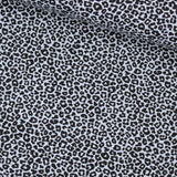 Detailansicht Baumwollpopeline Mini-Leopard Blau – feiner Animalprint auf glattem Baumwollstoff