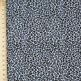 Zusammengerollter Stoff Mini-Leopard Blau – hochwertiger Baumwollstoff mit Leopardenmuster