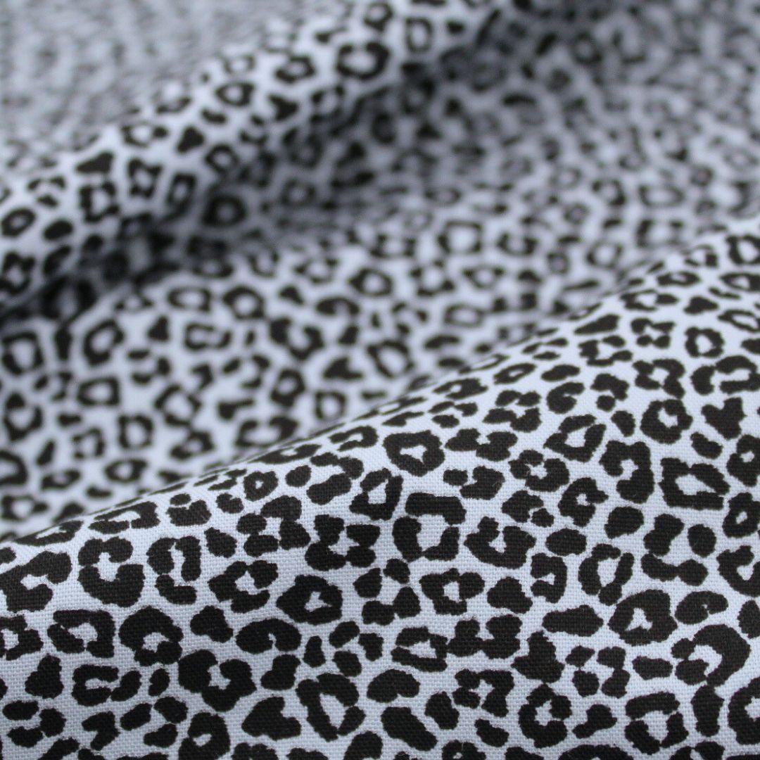 Popeline-Stoff in Blau mit kleinem Animalprint – perfekt für Blusen, Accessoires und Heimtextilien