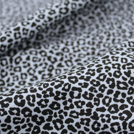 Popeline-Stoff in Blau mit kleinem Animalprint – perfekt für Blusen, Accessoires und Heimtextilien