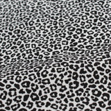 Nahaufnahme Baumwollstoff Leo Print auf Ecru