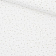 Baumwollpopeline Mini Herzen auf Ecru – Nahaufnahme – Detail des Baumwollstoffs mit Mini Herzmotiven auf Ecru.