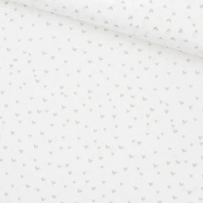 Baumwollpopeline Mini Herzen auf Ecru – Nahaufnahme – Detail des Baumwollstoffs mit Mini Herzmotiven auf Ecru.
