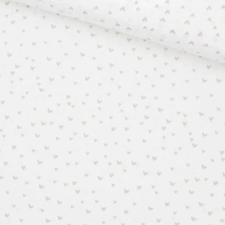 Baumwollpopeline Mini Herzen auf Ecru – Nahaufnahme – Detail des Baumwollstoffs mit Mini Herzmotiven auf Ecru.