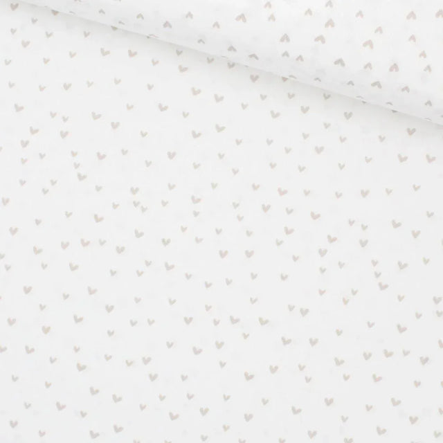 Baumwollpopeline Mini Herzen auf Ecru – Nahaufnahme – Detail des Baumwollstoffs mit Mini Herzmotiven auf Ecru.