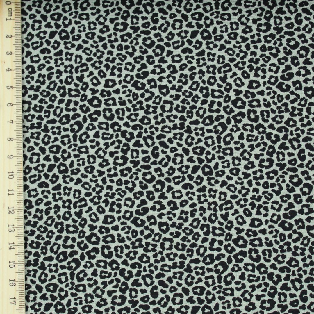 Popeline Stoff in Khaki mit feinem Leopardenprint – Nahaufnahme