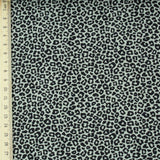Popeline Stoff in Khaki mit feinem Leopardenprint – Nahaufnahme