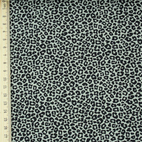 Popeline Stoff in Khaki mit feinem Leopardenprint – Nahaufnahme