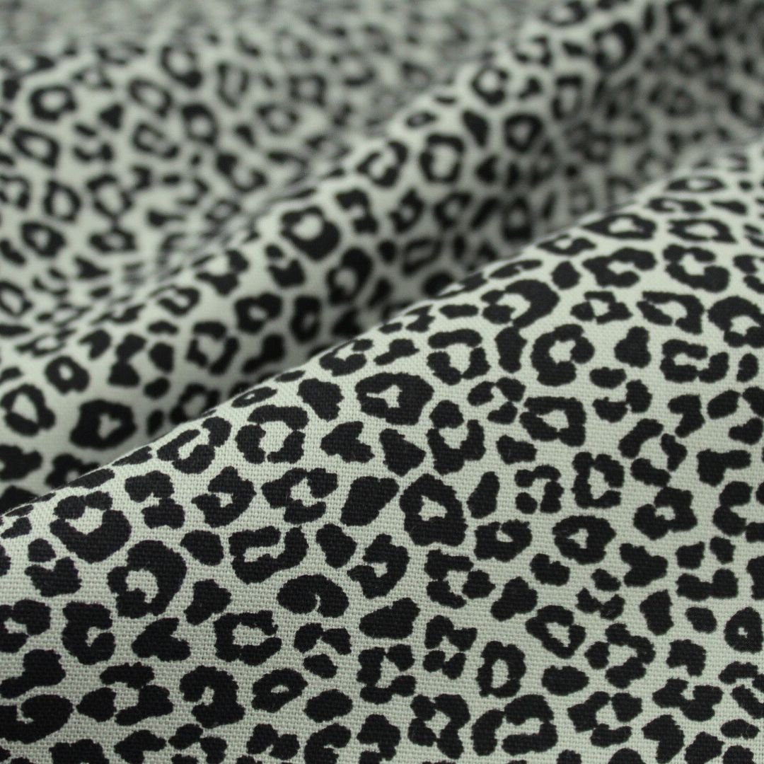 Mini-Leopardenmuster auf khakifarbener Baumwollpopeline – Detailfoto