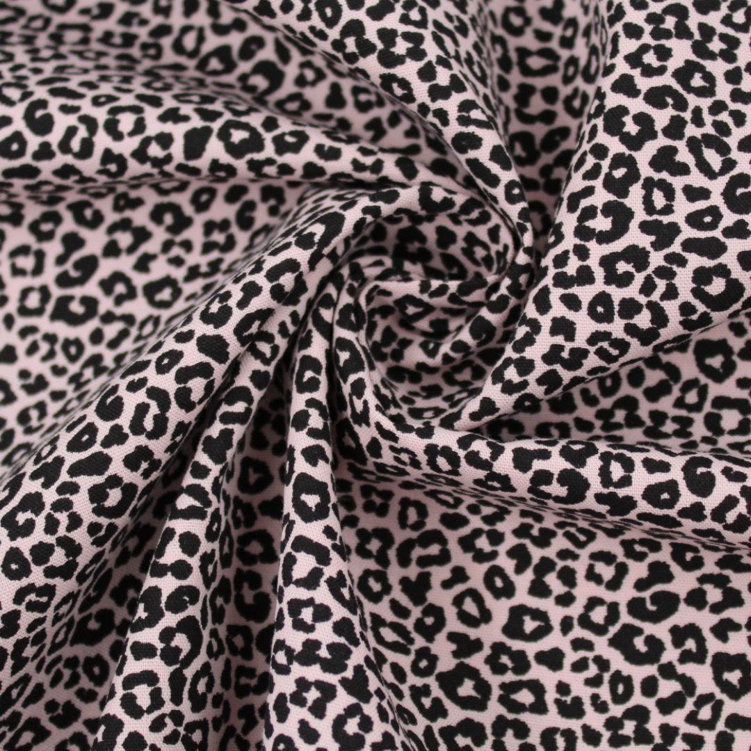 Flach ausgelegter Popeline-Stoff in Rosa – dezentes Mini-Leopardenmuster für Nähprojekte