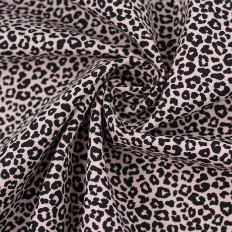 Flach ausgelegter Popeline-Stoff in Rosa – dezentes Mini-Leopardenmuster für Nähprojekte
