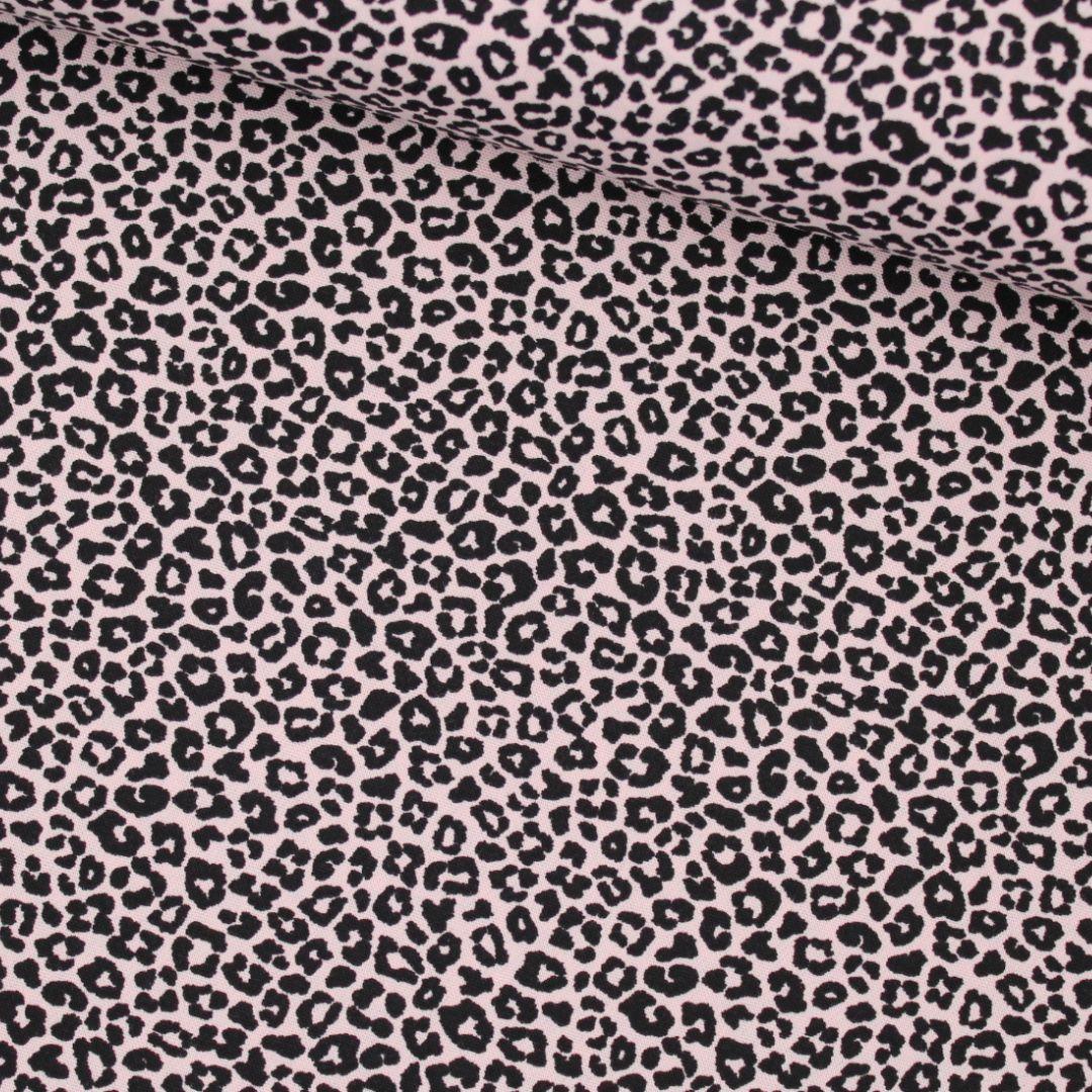 Detailansicht Baumwollpopeline Mini-Leopard Rosa – feiner Animalprint auf rosafarbenem Baumwollstoff