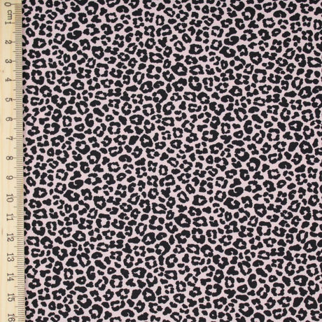 Zusammengerollter Stoff Mini-Leopard Rosa – hochwertiger Baumwollstoff mit Leopardenmuster