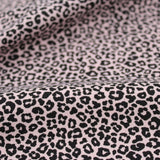 Rosa Popeline-Stoff mit feinem Animalprint – ideal für Kleidung, Accessoires und Dekoration