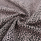 Nahaufnahme Baumwollpopeline Rosa mit Mini-Leopard-Print – weiche Struktur sichtbar
