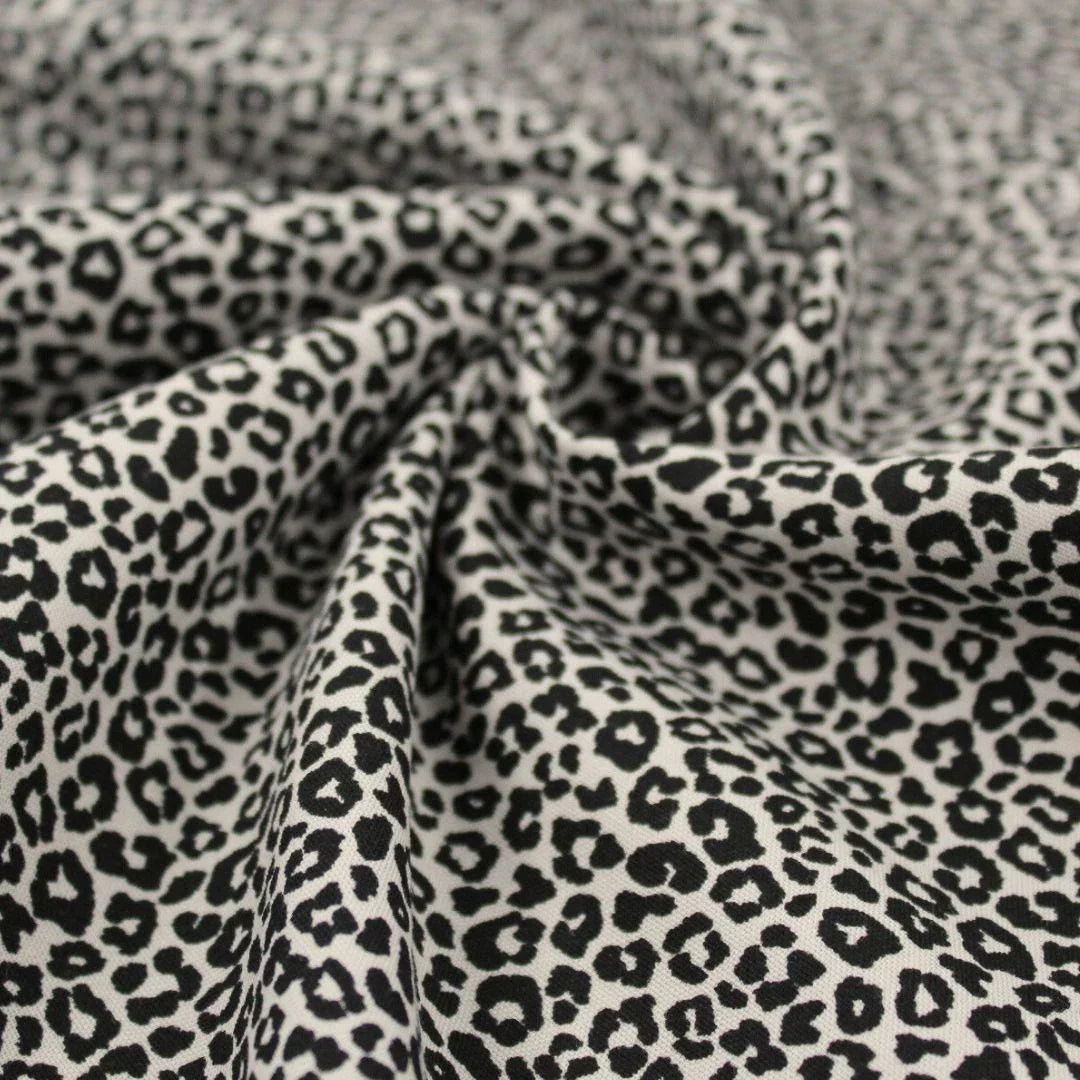 Zusammengerollter Stoff Mini-Leopard Sand – hochwertiger Baumwollstoff