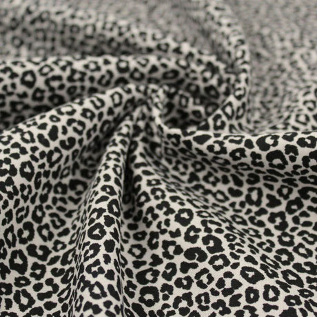 Zusammengerollter Stoff Mini-Leopard Sand – hochwertiger Baumwollstoff