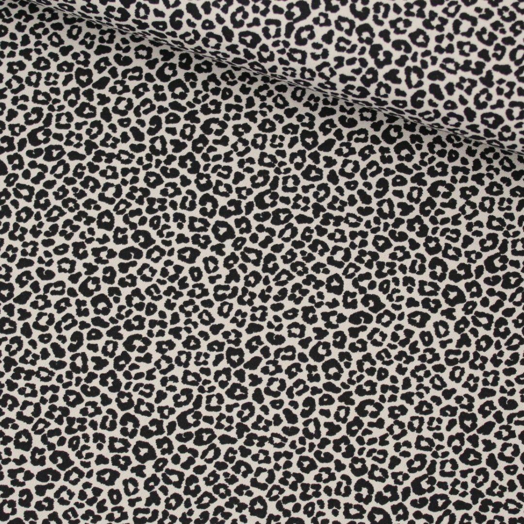 Baumwollpopeline Mini-Leopard in Sand – Nahaufnahme des Musters