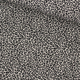 Baumwollpopeline Mini-Leopard in Sand – Nahaufnahme des Musters