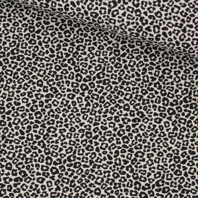 Baumwollpopeline Mini-Leopard in Sand – Nahaufnahme des Musters