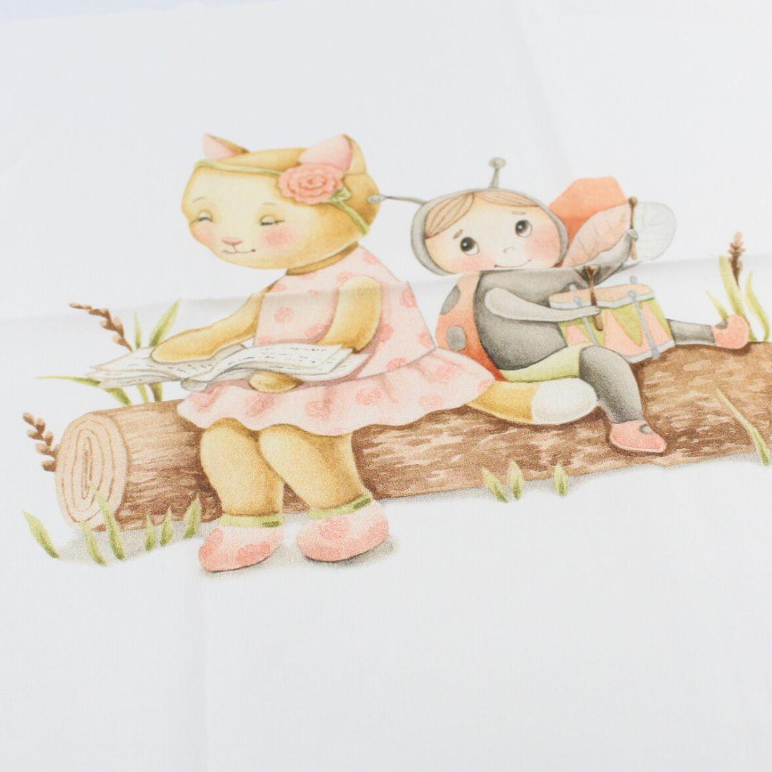 Baumwollpanel mit einzigartigem Design von Mamma Cipollina: Eine lesende Katze trifft auf einen fröhlichen Marienkäfer.