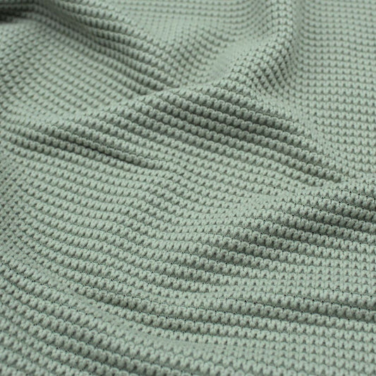 Detailansicht des Baumwollstrickstoffs Big Knit in Strickoptik, Vorderseite. Farbe: Grün