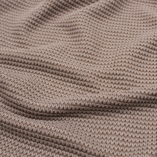 Detailansicht des Baumwollstrickstoffs Big Knit in Strickoptik, Vorderseite. Farbe: Taupe