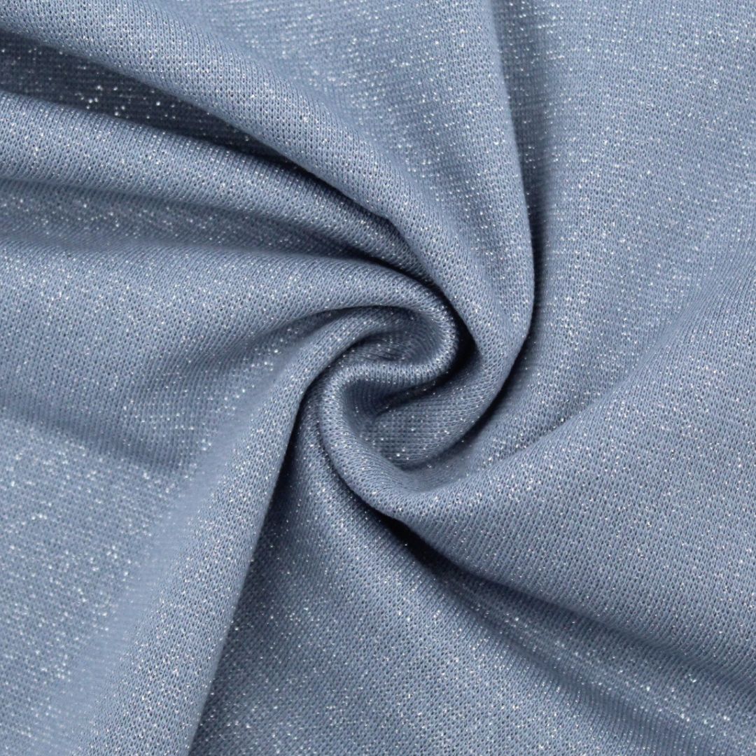 Hochwertiger Bündchenstoff in Dusty Blue, ideal für kreative Nähprojekte wie Pumphosen und Strampler. Oeko-Tex Produktklasse I zertifiziert. Nahaufnahme