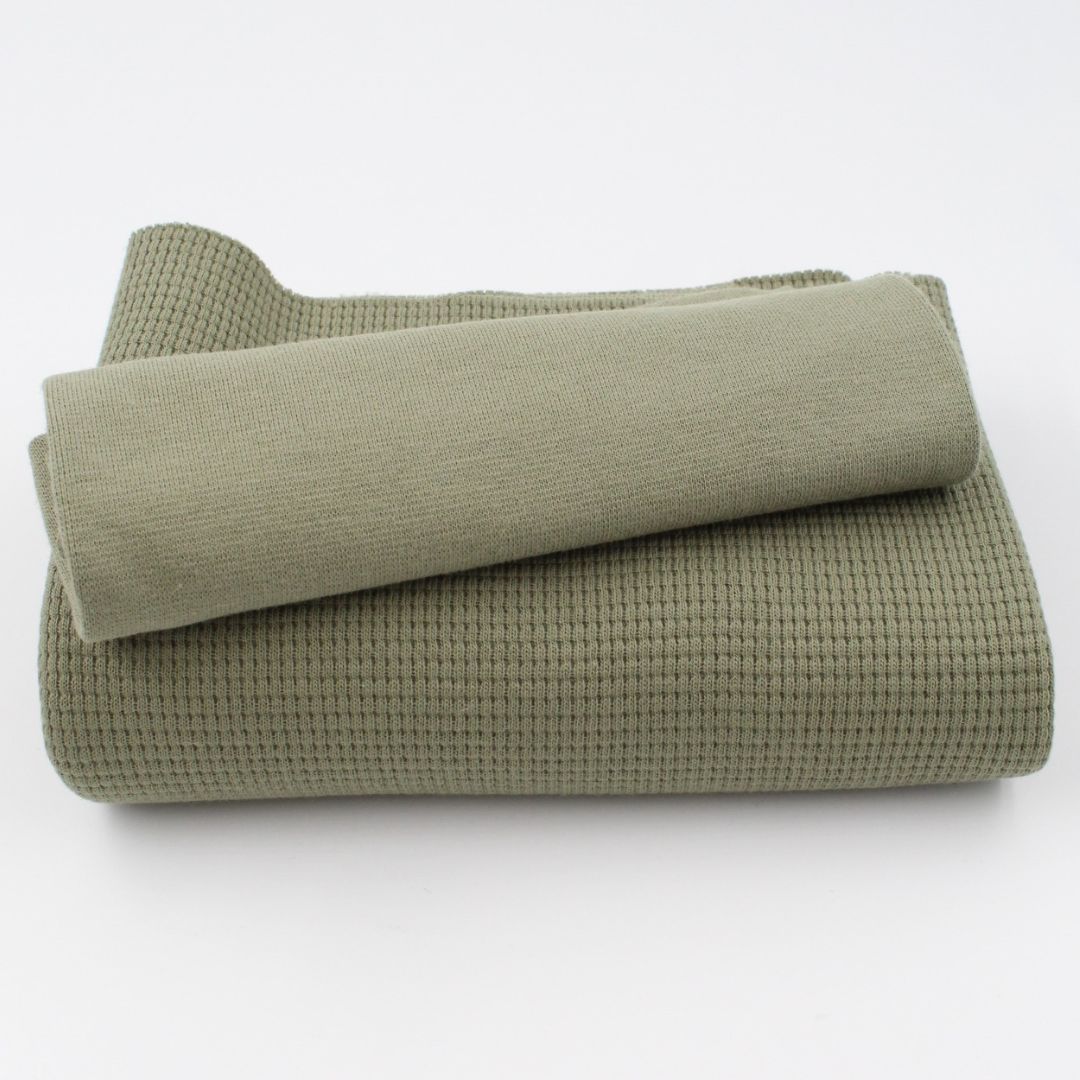 Bündchenstoff in Khaki neben dem olivgrünen Mini Waffeljersey als passende Kombinationsmöglichkeit.