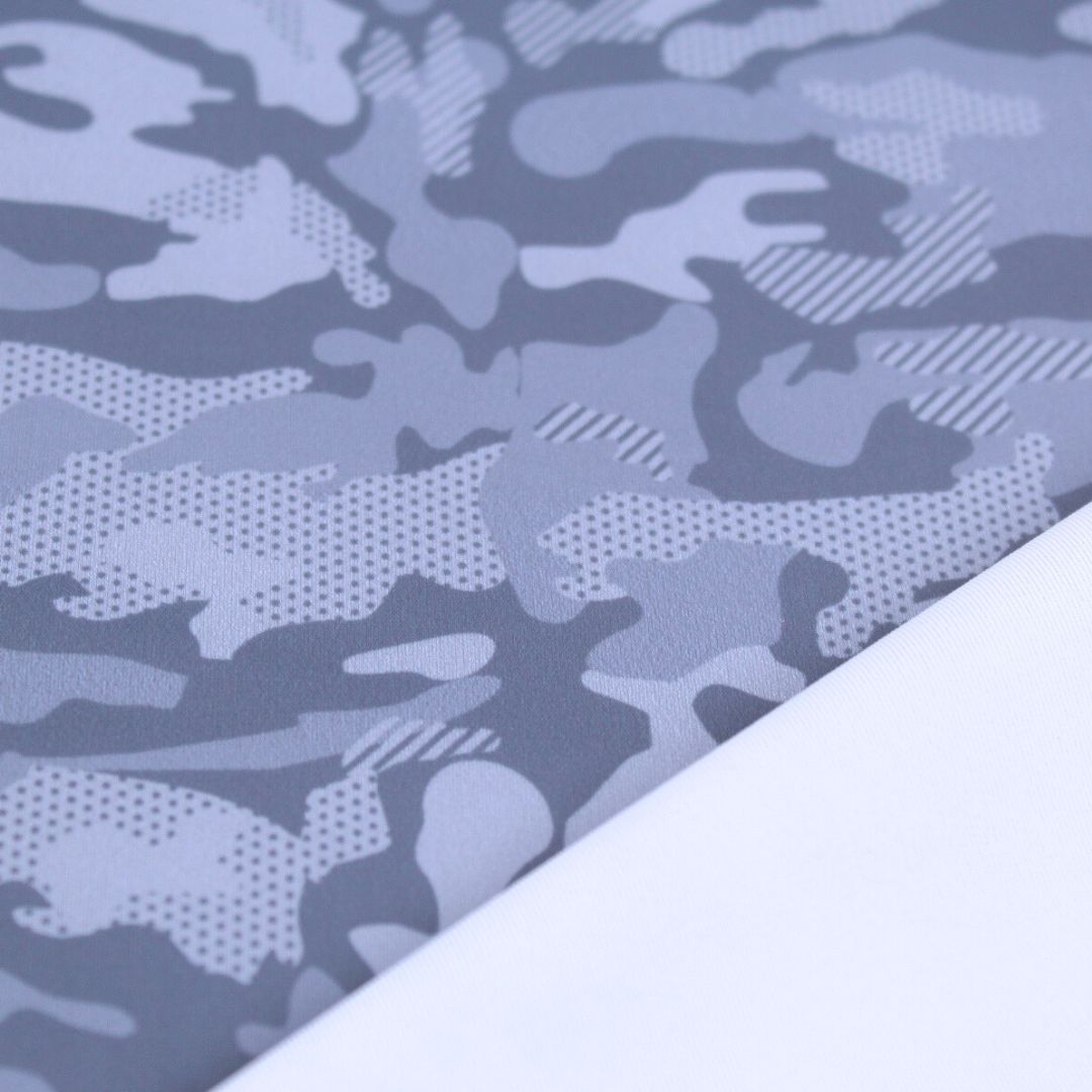 Stoffrollen des Camouflage Blau Materials, präsentiert neben anderen Stoffmustern für Sportbekleidung. Rückseite