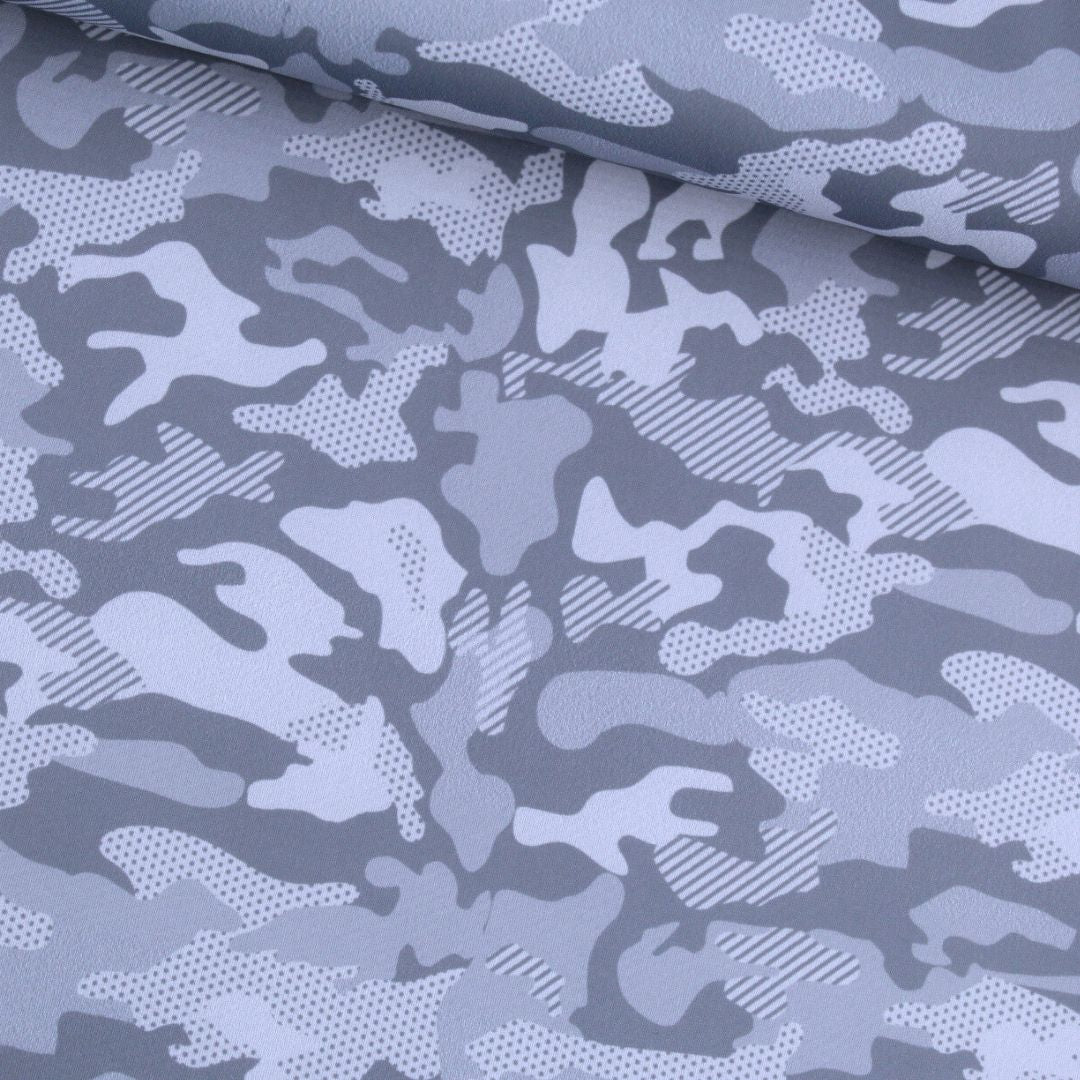 Stoffrollen des Camouflage Blau Materials, präsentiert neben anderen Stoffmustern für Sportbekleidung.