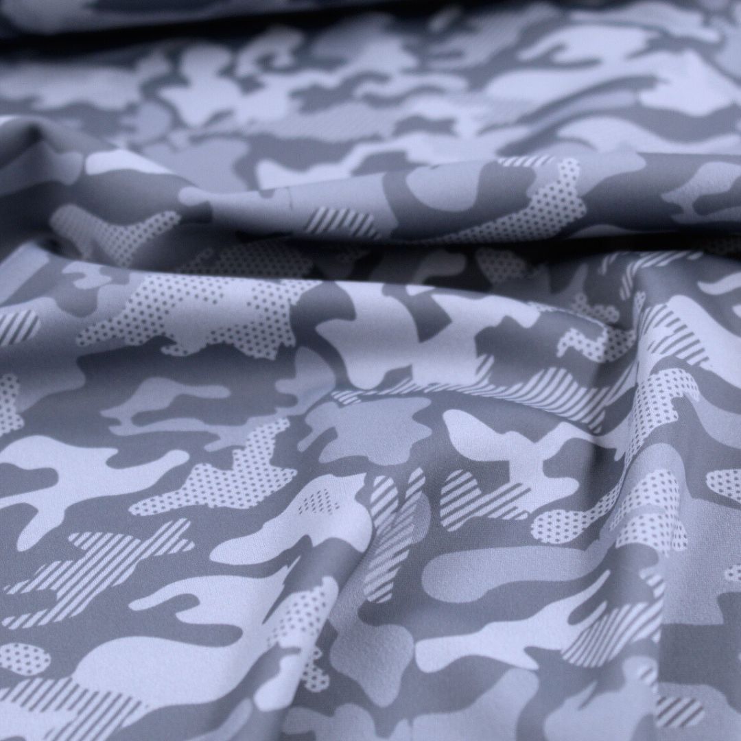 Detailaufnahme des elastischen Camouflage-Stoffs in Blau mit Texturansicht.