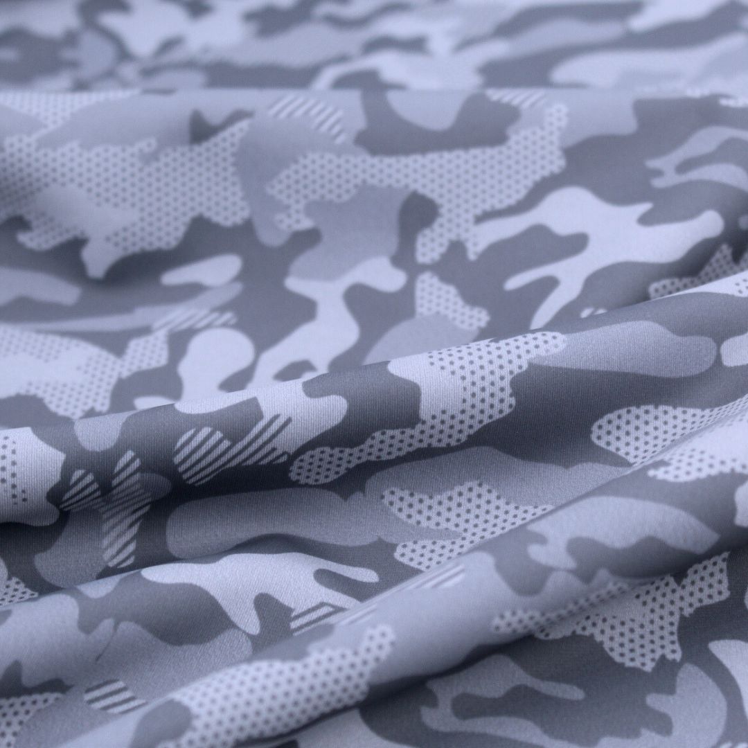 Detailaufnahme des elastischen Camouflage-Stoffs in Blau mit Texturansicht.