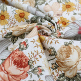 Hochwertiger Baumwoll-Dekostoff mit romantischem Vintage Blumenmuster in Weiß, Grün, Beige und Rot, ideal für Nähprojekte wie Kissenbezüge, Taschen und Dekoartikel. Nahaufnahme