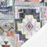 Stilvoller Canvas-Stoff mit kräftigem Tribal-Design in Blau, Grün, Rosa und Schwarz auf strukturierter Oberfläche.