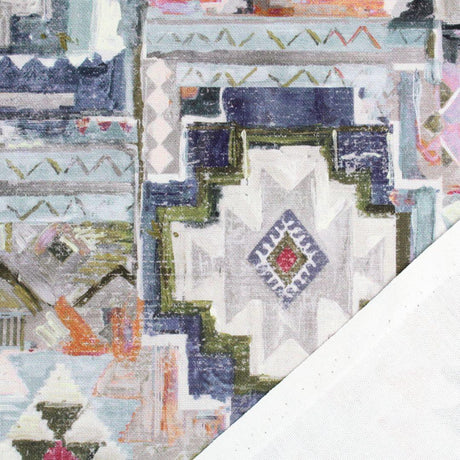 Stilvoller Canvas-Stoff mit kräftigem Tribal-Design in Blau, Grün, Rosa und Schwarz auf strukturierter Oberfläche.
