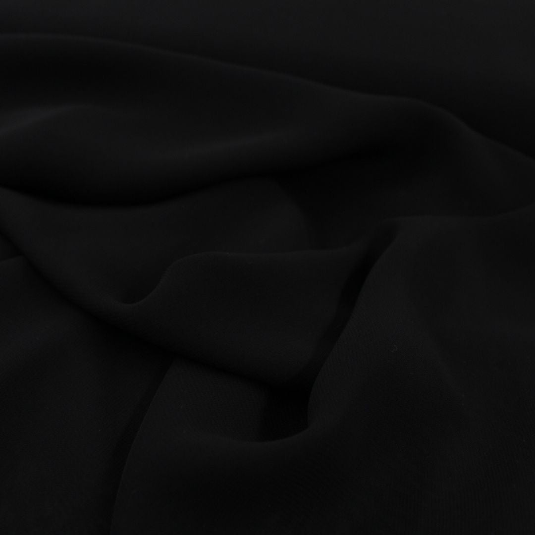 Weicher und leichter Chiffon uni in Schwarz. Der Stoff ist ideal für Blusen und Dekorationen