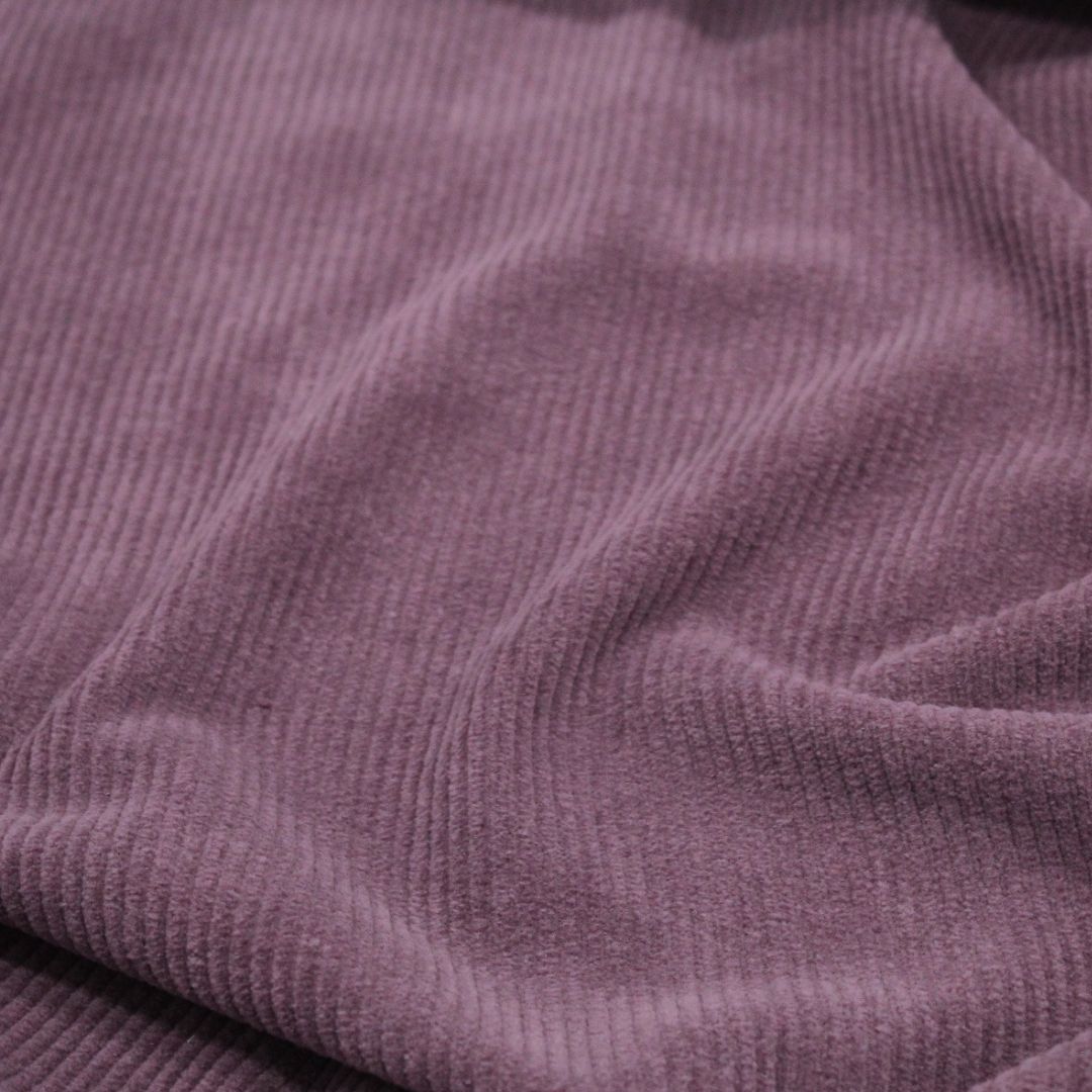 Cord Jersey Stoff in Mauve mit breiten Rippen, OEKO-TEX zertifiziert, perfekt für deine Kleidungsstücke und Heimtextilien.