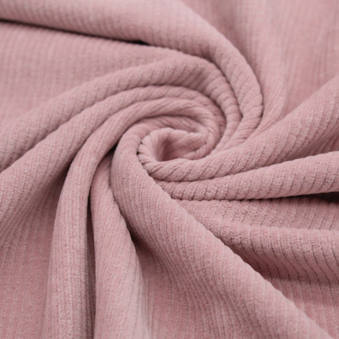 Detailaufnahme der breiten Rippenstruktur des Cord Jerseys in Nude Rosa, weich und elastisch für maximalen Komfort.